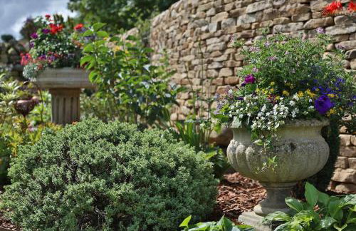 FLORA Luxury Retreat, Private Garden, Views & Hot Tub - Photo 23