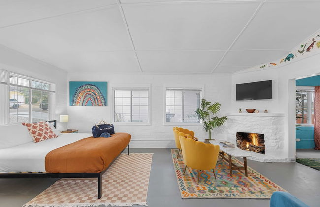 Fable by Avantstay 2 Unique Spaces, w/ Bowling, Hot Tub, Fire Pit, Large Yard - Photo 19