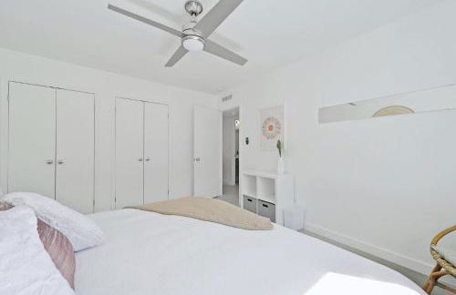 The Guava Door - Cheerful Mid-Century - big yard, free parking - Foto 13