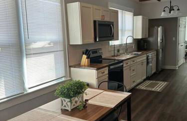 Downtown Charm, 3 Bdr, Near Rest and Bars - Photo 4