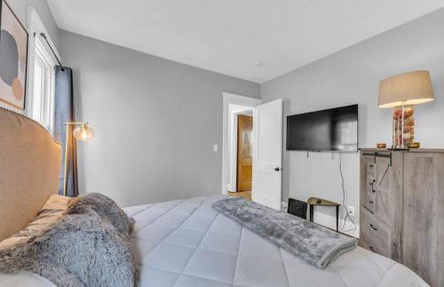 Stylish Retreat by Shaker Square, Fast WiFi, Porch - Foto 13