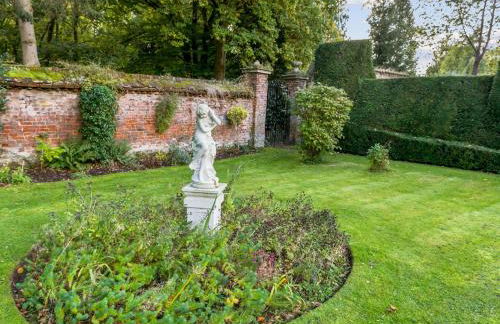 Secluded Mansion Retreat - Expansive Private Oasis - Pass the Keys - Foto 3