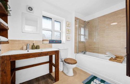 Stylish 3BR Home - Sleeps 7 - 15 Min to City Centre, Parking Garden & Fast Wi-Fi - Foto 26