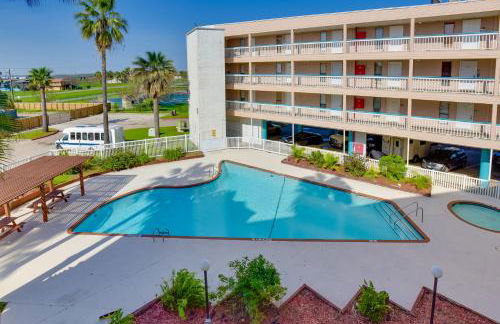 Waterfront Corpus Christi Escape with Pool Access! - Foto 2