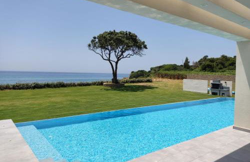 Seafront Villa Nafsika - Private Heated infinity Pool - Direct access to the beach - Play area - Foto 6