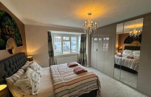 3 Bed House in Cheam, London with Garden, Parking and Playground - Photo 14