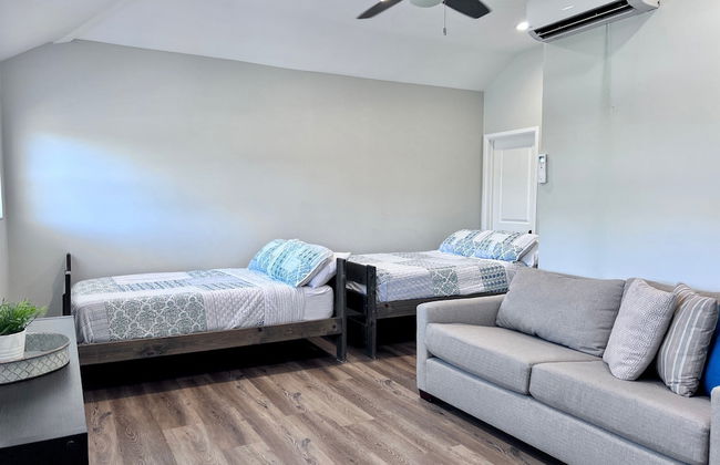 5 Bedroom plus loft room, 3 Bath home - Photo 2