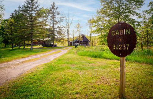 Cozy Cabin with Hottub at Cloverdale Cabins - Foto 43