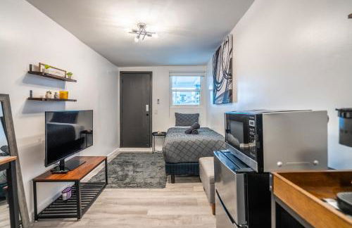 Cozy Studio w/gated parking - Photo 1