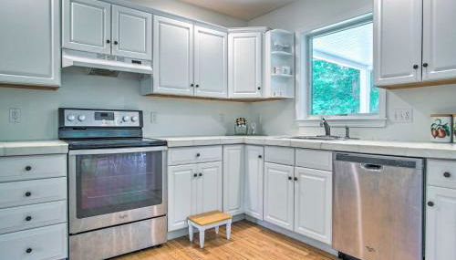 Marion Home with Private Deck Less Than 1 Mi From Beach - Foto 3