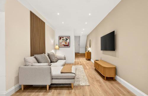 Stunning 2 Bedroom Apartments - City Centre Location, Free WiFi, Free Parking, Spacious Accommodation, Comfort and Style, Freshly Rennovated - Foto 2