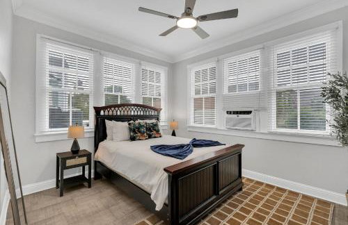 Bright Uptown home w gated parking - Foto 3