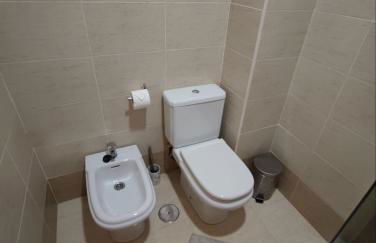 Apartamento con patio, piscina y parking privado - Photo 11