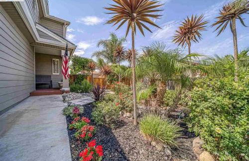 Waterfront Sleeps 6 near Marina with Hot Tub - Foto 6