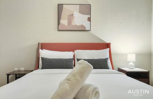 Dual Urban Oasis 8BR in Vibrant North Loop Hub - Foto 17