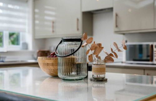 Pass The Keys Picture Perfect Haven in Didsbury Village - Free Parking & EV Station - Photo 14