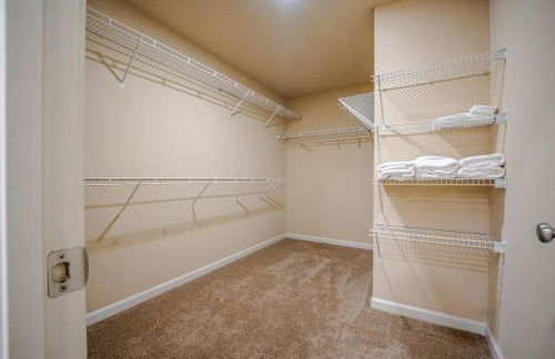 Modern 5BR Retreat with Office Fully Furnished - Foto 61