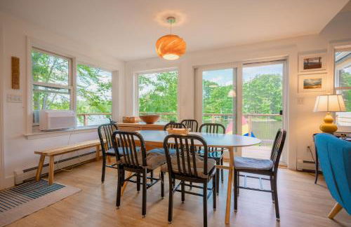 Stylish lake home with private beach, dock and firepit for swimming, kayaking, hiking - Foto 14