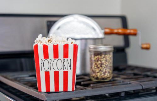 King Bed, Stocked Kitchen, Easy Driveway Parking, 2mi to Downtown & Coliseum - Foto 3