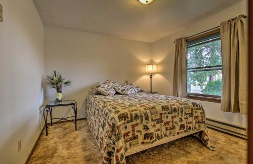Cozy Angler's Apt - Steps to Trout Fishing River! - Foto 11