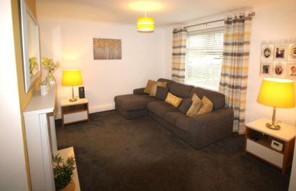 3 Bedroom House - Parking - Wifi - Fully Refurbished Throughout - New Kitchen & Bathroom - Foto 9