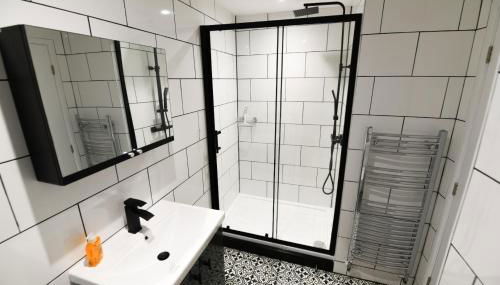 Modern Home in Royston, Free Off-Street Parking, Perfect for Families, Contractors & Work - Foto 5, Shower