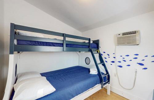 2BR Lakeside Home with Patio, Porch and AC - Foto 9