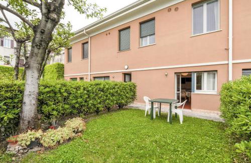 HOST4U - Loft del GARDA Residence with Pool, Front Lake Building - Foto 29