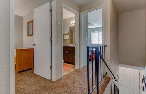 Luxe on Penn Family Friendly, Toddler amenities, baby proof with baby gate, toys, bath toys, cups and plates, Separate Workstation with Desk and Monitor, located in desirable SE Boise next to the Greenbelt and Boise River - Foto 20