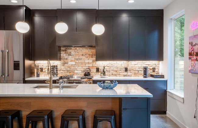 Upstay - Pristine Pool Palace - 7min to Rainey St - Photo 14