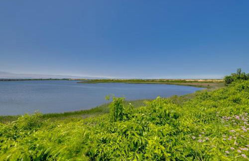 Deck with Water View Coastal Escape Near P-Town! - Foto 40