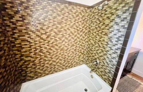 Fayetteville Retreat - Centrally located - Next to Washington Regional Hospital - Photo 22