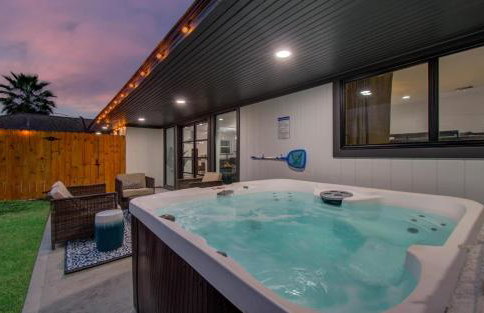 5-BD Modern Central Getaway w Hot Tub - Mins to DT - Foto 1