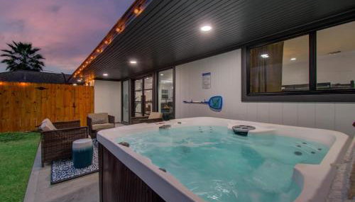 5-BD Modern Central Getaway w Hot Tub - Mins to DT - Foto 1