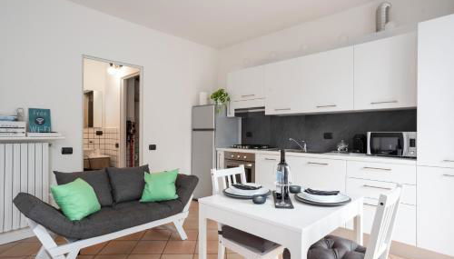 GuestHost - Lake Como Studio with Balcony & Parking! - Foto 2