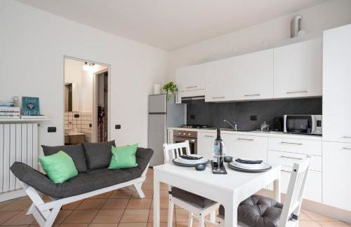 GuestHost - Lake Como Studio with Balcony & Parking! - Foto 2