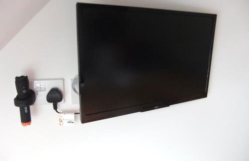 THE HIDEAWAY - LUXURY SELF CATERING COASTAL APARTMENT with PRIVATE ENTRANCE & KEY BOX ENTRY JUST A FEW MINUTES WALK TO THE BEACH, SOLENT WAY WALK, SHOPS and many EATERIES & BARS - FREE OFF ROAD PARKING,FULL KITCHEN, LOUNGE,BEDROOM , BATHROOM & WI-FI - Foto 79