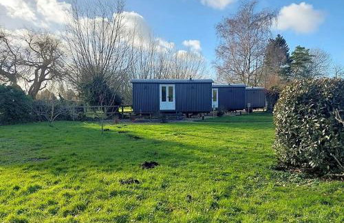 The Red Lion - Shepherd Huts - Photo 6