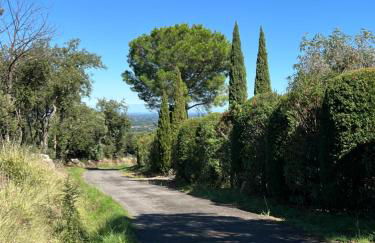 Modern 4 bedroom villa, air-conditioning, swimming pool, private gardens - Photo 31