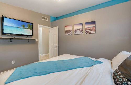 Spacious 4BR w/ Pool, Spa, Mini Golf & Game Lounge - Foto 26