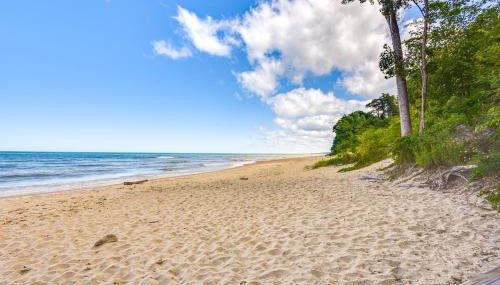Walk to the Beach: Pet Friendly w/ Fire Pit! - Foto 3