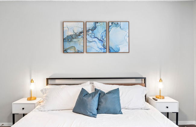 Soco 2BR Corner Suite w Pool King bed Fast Wifi - Photo 10