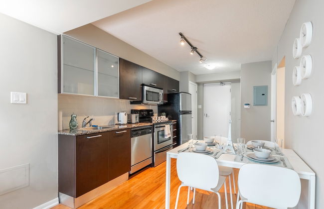 Stylish Suite in Downtown Toronto - Photo 12