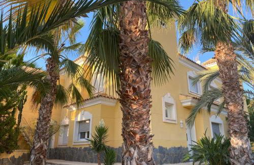 Villa Amarilla 4 Bed 3 Bath private pool - Photo 17