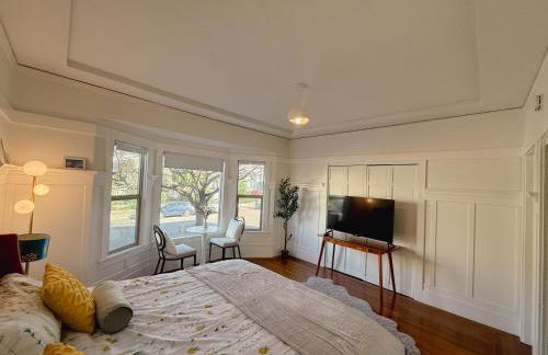 Bright, Modern & Artsy Space - Photo 27