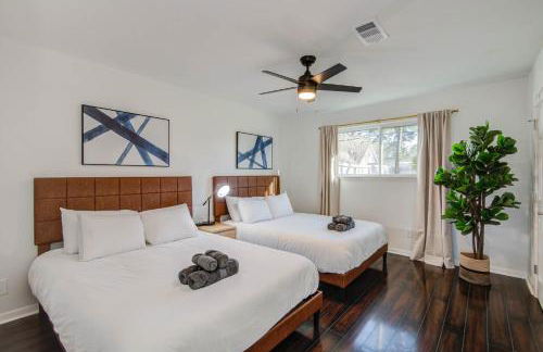 4-BD Mid-Modern Century with Firepit & Playground - Foto 24