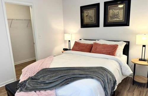 Bright Spacious Renovated Home Master on Main - Foto 32