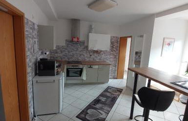 Modernes Appartement 5 km von Erfurt, mit Kaffeevollautomat, TV, WLAN, Boxspringbett, Schlafsofa und Einkaufsmöglichkeiten, sehr gute Anbindung zur A71 und A4, kostenloser öff Parkplatz für PKW und Transporter - Foto 8