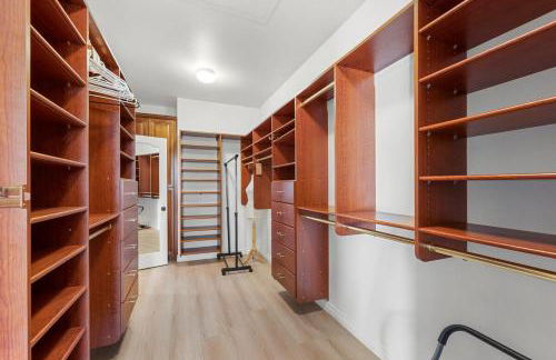 Spacious Luxury home in Gated Community with Resort Pool & Scenic Views - Photo 46