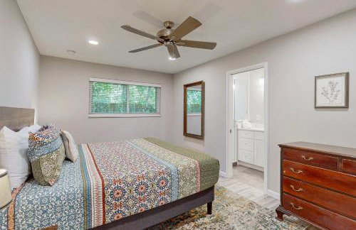 Updated house with enclosed yard, patio, central AC, & washer/dryer - Foto 13